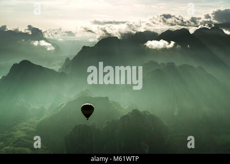 Prendendo un emozionante giro in mongolfiera sopra la città di Vang Viegn affacciato sulla splendida campagna del Laos durante il tramonto. Foto Stock