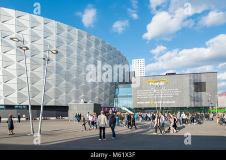 Friends Arena (Strawberry Arena) di Stoccolma con 50,000 posti a sedere è lo stadio più grande di Stoccolma e sede di importanti eventi sportivi e concerti. Foto Stock