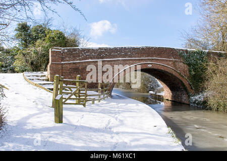 Ponte sul canale coperto di neve Foto Stock