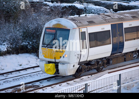 Allenati sulla neve. Treno ferroviario C2C che attraversa linee innevate a Chalkwell vicino Southend on Sea, Essex. Bestia da est. Sacco sopra l'accoppiamento Foto Stock