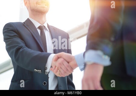 Stretta di mano del business partner dopo un favorevole accordo commerciale Foto Stock