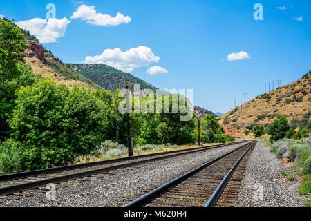 I binari della ferrovia in esecuzione a est e a ovest attraverso Utah di spostare i prodotti in tutto il paese. Foto Stock