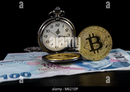 In piedi golden bitcoin e pocket watch sulla lira turca Foto Stock