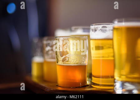 Macro close up di un volo di birra in presenza di luce solare a microbirreria in Chicago, Illinois Foto Stock