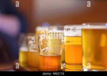 Macro close up di un volo di birra in presenza di luce solare a microbirreria in Chicago, Illinois Foto Stock