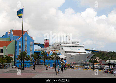 La nave di crociera in Sint Anna Baai, Otrobanda distretto, Willemstad, Curacao, Antille olandesi, dei Caraibi Foto Stock