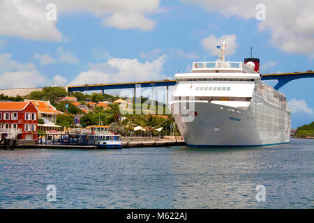 La nave di crociera in Sint Anna Baai, Otrobanda distretto, Queen-Juliana bridge, Willemstad, Curacao, Antille olandesi, dei Caraibi Foto Stock