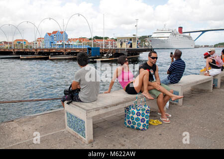 Guardare la gente inclinando Queen Emma bridge, si apre per il traffico navale, Otrobanda, Otrobanda, Willemstad, Curacao, Antille olandesi, dei Caraibi Foto Stock