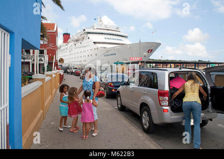 La nave di crociera in Sint Anna Baai, Otrobanda distretto, Willemstad, Curacao, Antille olandesi, dei Caraibi Foto Stock