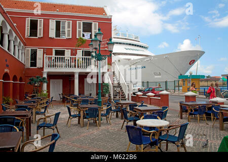 Nave da crociera "Ocean Dream' in Sint Anna Baai, Otrobanda distretto, Willemstad, Curacao, Antille olandesi, dei Caraibi Foto Stock