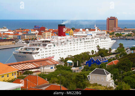 Crociera a Willemstad, Punda sinistro, lato destro Otrobanda distretto, Sint Anna Baai, Otrobanda, Willemstad, Curacao, Antille olandesi, dei Caraibi Foto Stock