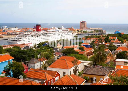 Crociera a Willemstad, Punda sinistro, lato destro Otrobanda distretto, Sint Anna Baai, Otrobanda, Willemstad, Curacao, Antille olandesi, dei Caraibi Foto Stock