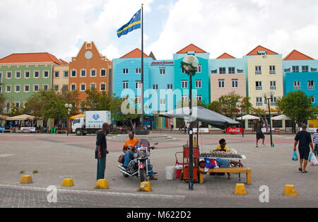 Uomo sulla bici del motore in corrispondenza di un venditore ambulante, Otrobanda distretto, Willemstad, Curacao, Antille olandesi, dei Caraibi Foto Stock