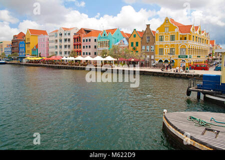 Il commercio di arcade storici edifici coloniali e gastronomia a waterfront, quartiere di Punda, Willemstad, Curacao, Antille olandesi, dei Caraibi Foto Stock