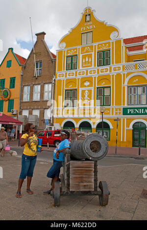 Cannoni medioevali a Penha edificio, commercio, arcade in stile coloniale edifici al quartiere Pundsa, Willemstad, Curacao, Antille olandesi, dei Caraibi Foto Stock