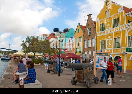 Cannoni medioevali a Penha edificio, commercio, arcade in stile coloniale edifici al quartiere Pundsa, Willemstad, Curacao, Antille olandesi, dei Caraibi Foto Stock