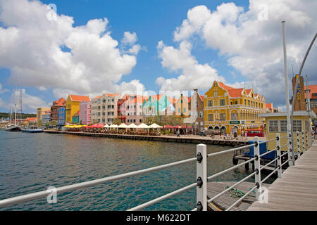 Vista dal Queen Emma bridge sul commercio arcade, storici edifici coloniali a Pundsa distretto, Willemstad, Curacao, Antille olandesi, dei Caraibi Foto Stock