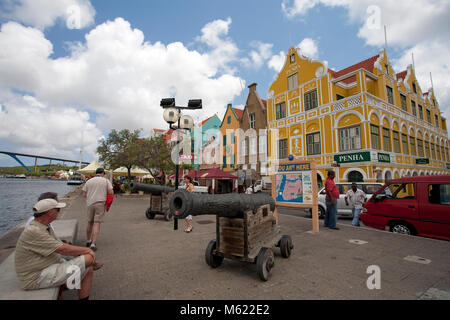 Cannoni medioevali a Penha edificio, commercio, arcade in stile coloniale edifici al quartiere Pundsa, Willemstad, Curacao, Antille olandesi, dei Caraibi Foto Stock