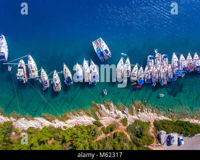 Yachts in Fiskardo Bay su l'isola di Cefalonia in Grecia Foto Stock