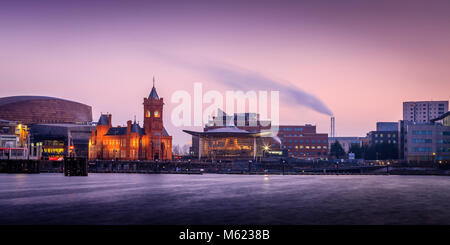 Pier House e Senedd la Baia di Cardiff Cardiff Galles Wales Foto Stock