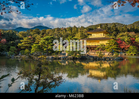 Kinkaku-ji tempio buddista o Padiglione Dorato, Kyoto, Giappone Foto Stock