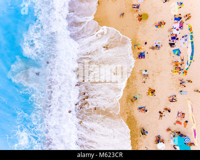 I turisti in spiaggia vista panoramica Foto Stock