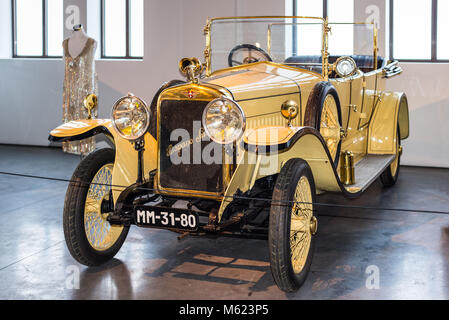 Malaga, Spagna - 7 Dicembre 2016: l'annata 1917 Hispano-Suiza vettura spagnola visualizzato a Malaga Automobile e il Museo della Moda in Spagna. Foto Stock