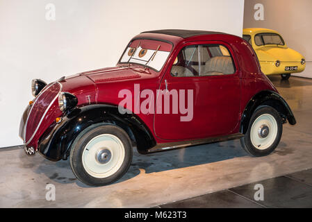 Malaga, Spagna - 7 Dicembre 2016: Vintage Fiat 500 Topolino (Modello 1936) Italia auto visualizzato a Malaga Automobile e il Museo della Moda in Spagna. Foto Stock