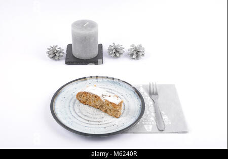 Il Natale lo Stollen sulla piastra con decorazione di Natale Foto Stock