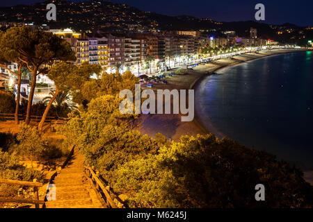 Lloret de Mar città di sera, vista collina su resort costiero a Costa Brava dal Mar Mediterraneo in Catalogna, Spagna Foto Stock