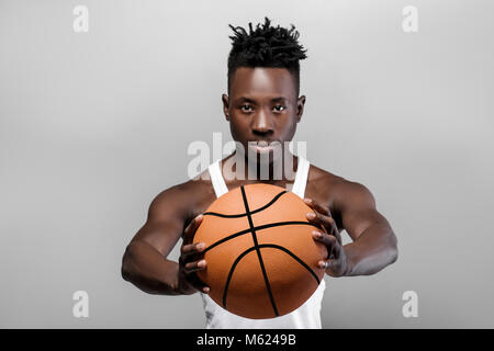 Afro-americano di uomo con il basket ball Foto Stock