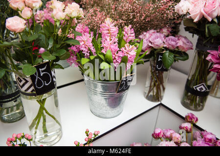 Bouquet di fiori in vasi a memorizzare in ambienti interni Foto Stock