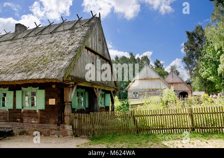 Museo di architettura popolare, parco etnografico, vintage masurian fattoria dal villaggio Gazdawa, Olsztynek, warmia-masuria provincia, in Polonia, in Europa. Foto Stock