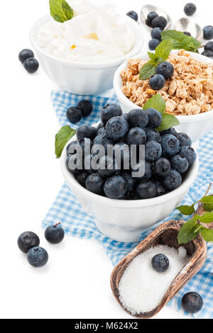 Mirtilli freschi e le foglie di menta. Con gocce d'acqua. Isolato su sfondo bianco. Foto Stock