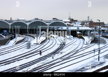 Scafo/Treno/Stazione ferroviaria con treni pendolari nella neve Foto Stock