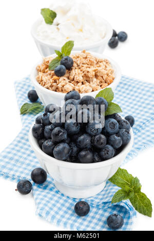 Mirtilli freschi e le foglie di menta. Con gocce d'acqua. Isolato su sfondo bianco. Foto Stock