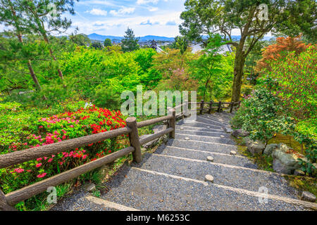Arashiyama panorama cittadino e vista aerea di Tenryu-ji il Tempio Zen sulla collina sopra il tempio in montagna sulla periferia occidentale di Kyoto, Giappone. Percorso del giardino di un centinaio di fiori o Hyakka'en. Foto Stock
