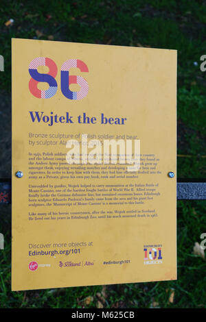 Scozia - Edimburgo. Interpretazione segno info circa Wojtek, l'orso polacco che ha imparato a trasportare i serbatoi nel 1942, combattimenti a Monte Cassino - in pensione Foto Stock