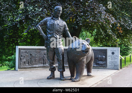 Scozia - Edimburgo. Anonimo, l'orso polacco famoso per il trasporto di gusci di artiglieria nella battaglia di Monte Cassino in 1942, commemorato con una statua Foto Stock