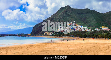 Impressionante Playa de Las Teresitas,vista con San. Andres village,Tenerife,Spagna. Foto Stock