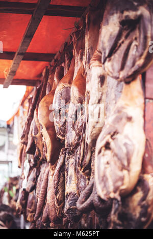 Deliziosi pezzi di carne affumicata esposte per la vendita nel mercato. Messa a fuoco selettiva e piccole profondità di campo Foto Stock