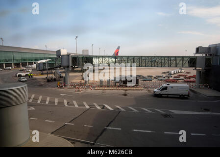 Guardando fuori all'area lato volo all'aeroporto di Barcellona Foto Stock