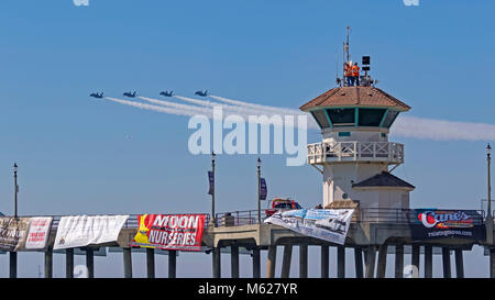 Caccia del Navy Blue Angels battenti al 2017 Huntington Beach Airshow di Foto Stock