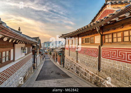 Seul sunrise skyline della città presso il villaggio di Bukchon Hanok, Seoul, Corea del Sud Foto Stock