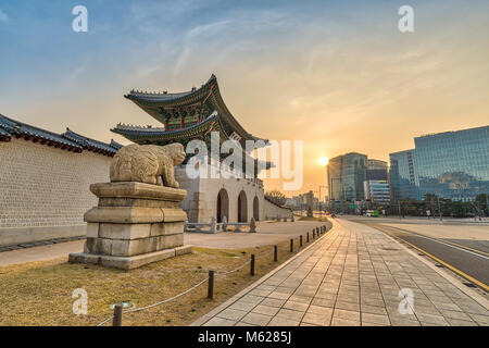 Seoul città di sunrise al gate di Gwanghwamun, Seoul, Corea del Sud (traduzione : Gwanghwamun nome della porta) Foto Stock