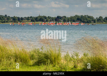 Una immagine di una selezione di yachts preparando per una gara di Rutland acqua, Rutland, England, Regno Unito Foto Stock