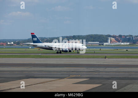 US Airways jet del passeggero (Airbus A319-100) rullaggio all'Aeroporto Nazionale Ronald Reagan - Washington DC, Stati Uniti d'America Foto Stock