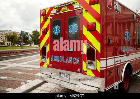 Red ambulanza parcheggiata di fronte alla US Capitol Building - Washington DC, Stati Uniti d'America Foto Stock