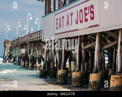 DAYTONA Beach, Florida - Aprile 15, 2017: i pescatori pesca in Daytona Beach Pier durante Pasqua weekend di vacanza. Foto Stock