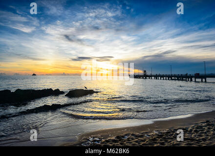 Fiery drammatico sunrise di Palm Cove, Cairns Northern Beaches, estremo Nord Queensland, FNQ, QLD, Australia Foto Stock